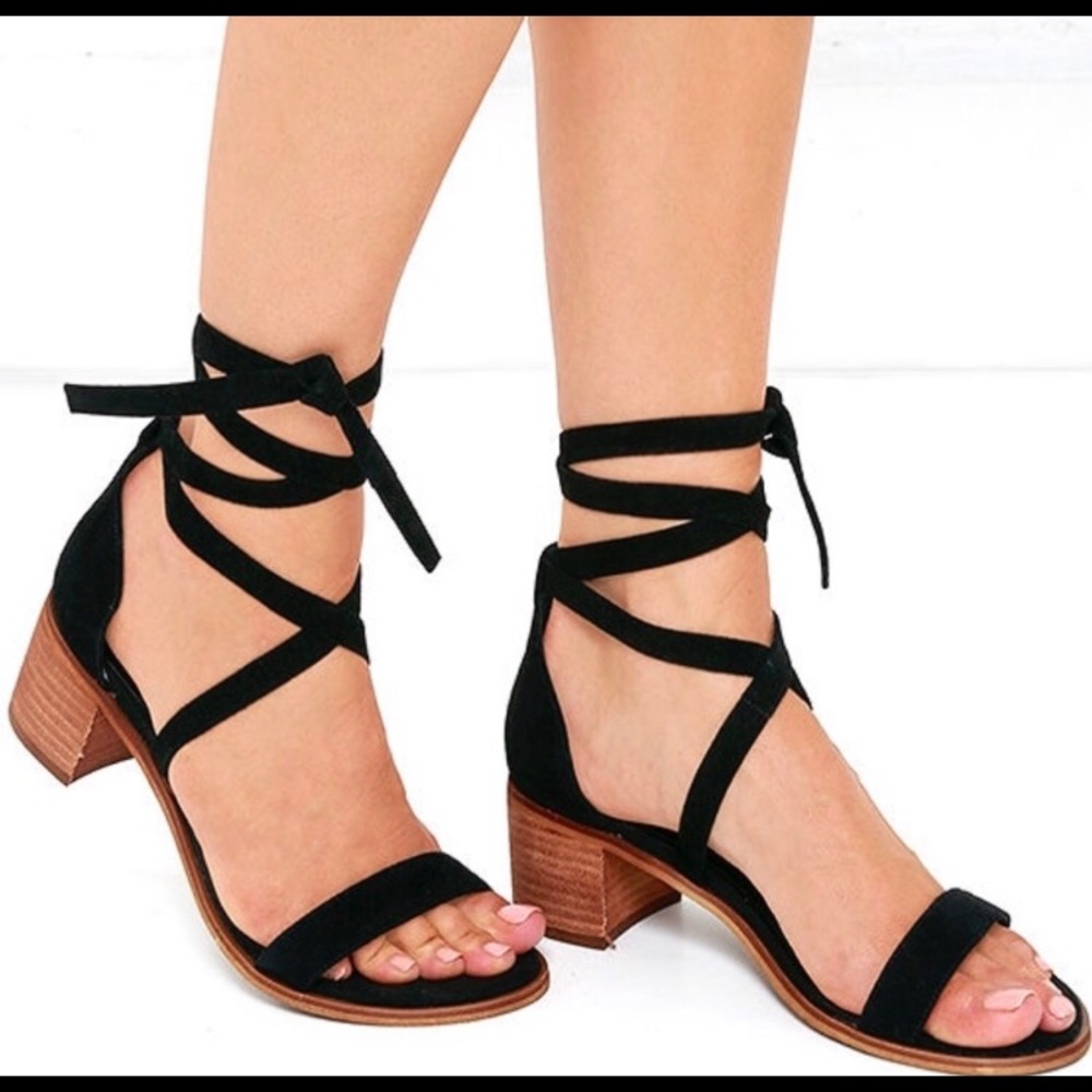 Steve Madden Rizzaa Tie Strapped, Healed Sandal